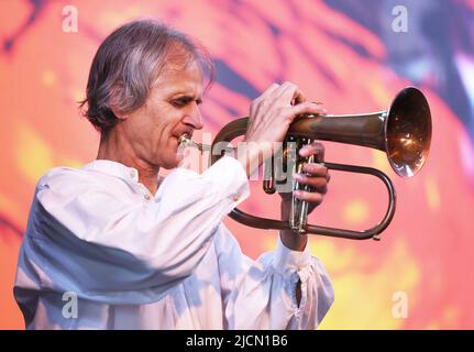 Cologne, Allemagne. 14th juin 2022. Markus Stockhausen, trompettiste et compositeur, joue le flugelhorn à l'événement « Finding Peace » à Phil.Cologne. Credit: Oliver Berg/dpa/Alay Live News Banque D'Images