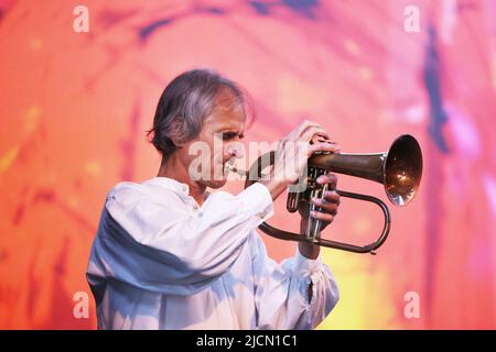 Cologne, Allemagne. 14th juin 2022. Markus Stockhausen, trompettiste et compositeur, joue le flugelhorn à l'événement « Finding Peace » à Phil.Cologne. Credit: Oliver Berg/dpa/Alay Live News Banque D'Images