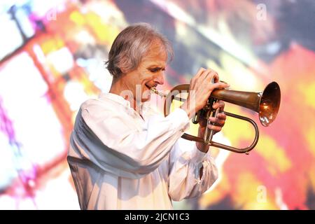 Cologne, Allemagne. 14th juin 2022. Markus Stockhausen, trompettiste et compositeur, joue le flugelhorn à l'événement « Finding Peace » à Phil.Cologne. Credit: Oliver Berg/dpa/Alay Live News Banque D'Images