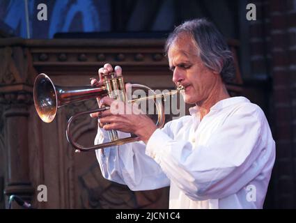 Cologne, Allemagne. 14th juin 2022. Markus Stockhausen, trompettiste et compositeur, joue le flugelhorn à l'événement « Finding Peace » à Phil.Cologne. Credit: Oliver Berg/dpa/Alay Live News Banque D'Images