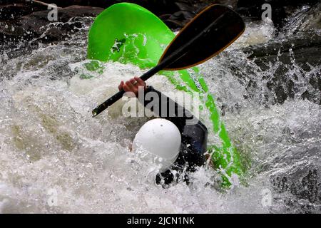 Un kayakiste tourne dans les rapides d'eau blanche sur Clear Creek à Golden, Colorado. Banque D'Images