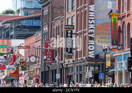 Une foule de gens marchent le long de Whisky Row sur Broadway à Nashville, Tennessee sur 30 mai 2022. Banque D'Images