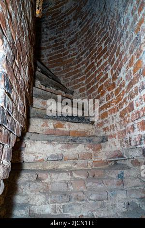 Escaliers à moitié ruinés dans l'ancienne tour. Escaliers dans la tour en ruines Banque D'Images