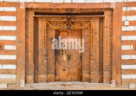 Détail sculpté de la façade de la maison traditionnelle de la vieille Manali en Inde, Himachal Pradesh Banque D'Images