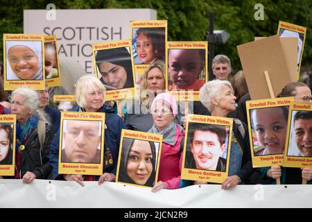 Édimbourg, Écosse, Royaume-Uni, 14 juin 2022. Justice pour Grenfell vegil pour commémorer le cinquième anniversaire de la tragédie se tient sur la Mound. Crédit sst/alamy Live news Banque D'Images