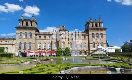 Blenheim Palace est une maison de campagne à Woodstock, Oxfordshire, Angleterre. C'est le siège des Ducs de Marlborough et le seul non-royal, non-épiscopa Banque D'Images