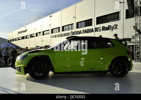 Mlada Boleslav, République tchèque. 14th juin 2022. La nouvelle SKODA FABIA RS Rally2 est basée sur la quatrième génération du plus petit modèle de production du constructeur tchèque. Il s'agit d'une toute nouvelle voiture de course qui tire parti des atouts de la production FABIA, du cadre de protection, du moteur, de la boîte de vitesses ou du châssis, qui ont été développés pour faire face aux conditions de rallye difficiles, en tirant parti de toute l'expérience de l'équipe SKODA Motorsport. Photo SKODA FABIA RS Rally2 à Mlada Boleslav, République Tchèque, 14 juin 2022. Crédit: Radek Petrasek/CTK photo/Alay Live News Banque D'Images