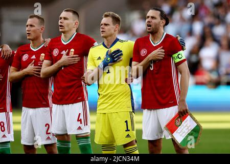 Wolverhampton, Angleterre, 14th juin 2022. Adam Szalai de Hongrie (r) dirige son équipe en signant l'hymne national lors du match de la Ligue des Nations de l'UEFA à Molineux, Wolverhampton. Le crédit photo doit être lu : Darren Staples / Sportimage Banque D'Images