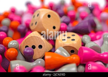 Beaucoup de pièces de jeu colorées et de dés pour les jeux de société Banque D'Images