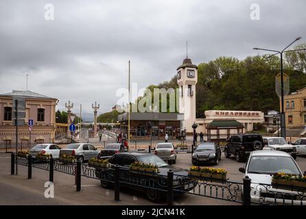 Kislovodsk, Russie - 08 mai 2022: Gare et place de la gare avec parking et arrêt des transports en commun Banque D'Images