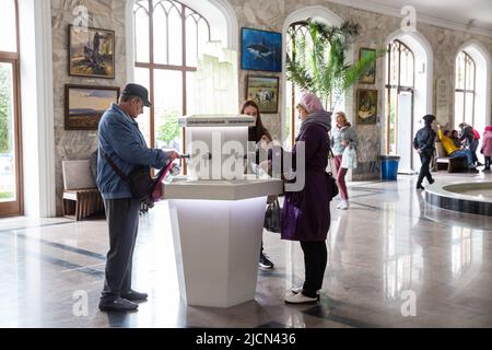 Kislovodsk, Russie - 08 mai 2022 : Galerie de Kislovodsk Narzan, les gens versent narzan en bouteilles Banque D'Images