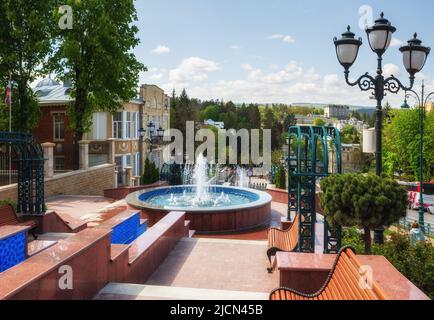 Zone piétonne avec fontaines sur la rue Dzerzhinsky à Kislovodsk, Russie Banque D'Images