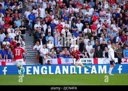 Roland Sallai (au centre), en Hongrie, célèbre le premier but du match de sa partie lors du match de la Ligue des Nations de l'UEFA au stade Molineux, Wolverhampton. Date de la photo: Mardi 14 juin 2022. Banque D'Images