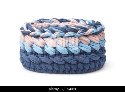 Vue avant du panier de rangement rond tricoté isolé sur blanc Banque D'Images