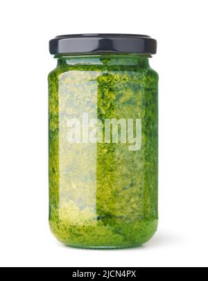 Pot en verre non étiqueté de sauce au pesto vert isolé sur blanc Banque D'Images