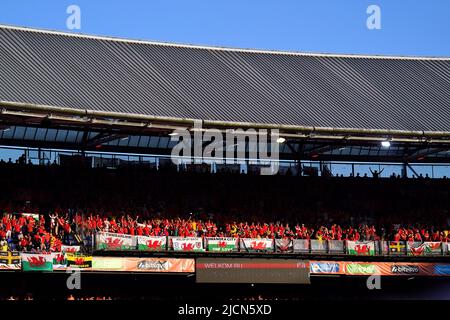 Le pays de Galles est fan des stands lors du match de l'UEFA Nations League au Stadion Feijenoord, Rotterdam. Date de la photo: Mardi 14 juin 2022. Banque D'Images