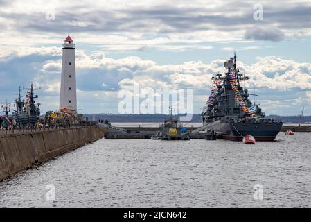 KRONSTADT, RUSSIE - 01 MAI 2022 : le destroyer 'restless' est amarré à la jetée du canal de Petrovsky. Kronstadt Banque D'Images