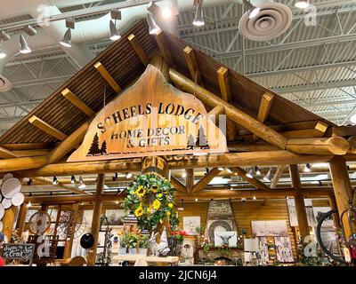 Springfield, il Etats-Unis - 2 mai 2022: Une exposition d'articles de décoration à vendre au magasin d'articles de sport de Scheels à Springfield, Illinois. Banque D'Images