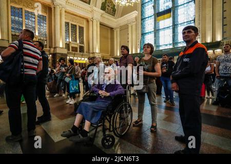 Kiev, Kiev, Ukraine. 14th juin 2022. Une femme ukrainienne âgée avec un handicap et d'autres passagers attendent des trains à Kiev, alors que les gens sont revenus dans leurs villes ravagées par la guerre à travers l'Ukraine, après l'invasion russe du pays. (Image de crédit : © Daniel Cing Shou-Yi/ZUMA Press Wire) Banque D'Images