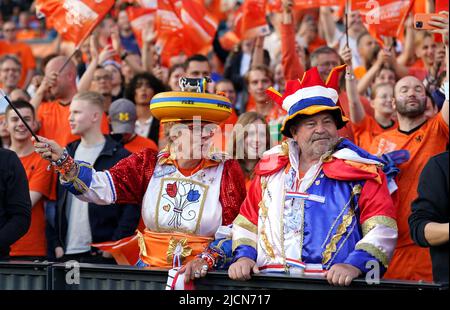 Les pays-Bas se sont emméris dans les stands lors du match de la Ligue des Nations de l'UEFA au Stadion Feijenoord, Rotterdam. Date de la photo: Mardi 14 juin 2022. Banque D'Images