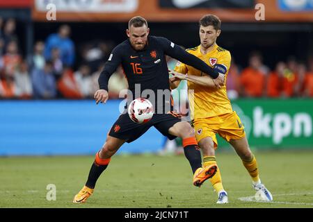 ROTTERDAM - (LR) Vincent Janssen des pays-Bas, Ben Davies du pays de Galles pendant le match de la Ligue des Nations de l'UEFA entre les pays-Bas et le pays de Galles au stade Feyenoord sur 14 juin 2022 à Rotterdam, pays-Bas. ANP MAURICE VAN STEEN Banque D'Images