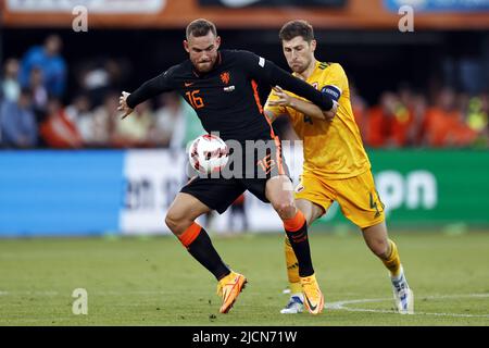 ROTTERDAM - (LR) Vincent Janssen des pays-Bas, Ben Davies du pays de Galles pendant le match de la Ligue des Nations de l'UEFA entre les pays-Bas et le pays de Galles au stade Feyenoord sur 14 juin 2022 à Rotterdam, pays-Bas. ANP MAURICE VAN STEEN Banque D'Images