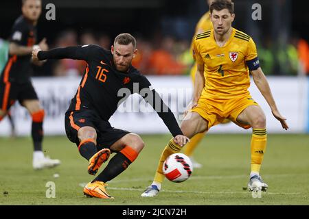 ROTTERDAM - (LR) Vincent Janssen des pays-Bas, Ben Davies du pays de Galles pendant le match de la Ligue des Nations de l'UEFA entre les pays-Bas et le pays de Galles au stade Feyenoord sur 14 juin 2022 à Rotterdam, pays-Bas. ANP MAURICE VAN STEEN Banque D'Images