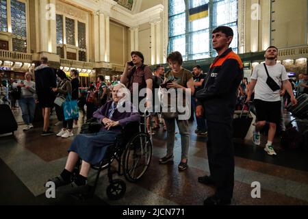 Kiev, Kiev, Ukraine. 14th juin 2022. Une femme ukrainienne âgée avec un handicap et d'autres passagers attendent des trains à Kiev, alors que les gens sont revenus dans leurs villes ravagées par la guerre à travers l'Ukraine, après l'invasion russe du pays. (Image de crédit : © Daniel Cing Shou-Yi/ZUMA Press Wire) Banque D'Images