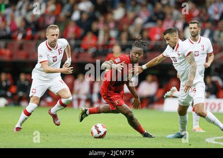 Varsovie, Pologne, 14/06/2022, Michy Batshuayi de Belgique et Jakub Kiwior de Pologne se battent pour le ballon lors d'un match de football entre la Pologne et l'équipe nationale belge les Red Devils, le mardi 14 juin 2022 à Varsovie, Pologne, le quatrième match (sur six) dans la Ligue des Nations A de groupe. BELGA PHOTO BRUNO FAHY Banque D'Images