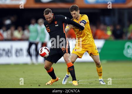 ROTTERDAM - (LR) Vincent Janssen des pays-Bas, Ben Davies du pays de Galles pendant le match de la Ligue des Nations de l'UEFA entre les pays-Bas et le pays de Galles au stade Feyenoord sur 14 juin 2022 à Rotterdam, pays-Bas. ANP MAURICE VAN STEEN Banque D'Images