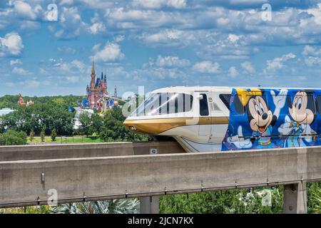 Monorail Gold 50th Celebration train au complexe Disney World en Floride Banque D'Images