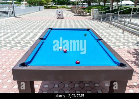 Table de billard extérieure au soleil Banque D'Images