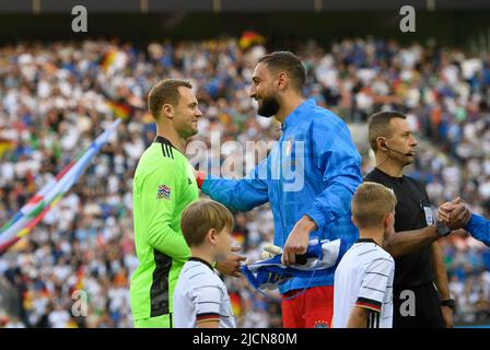 De gauche à droite : le gardien de but Manuel NEUER (GER) accueille le gardien de but Gianluigi DONNARUMMA (ITA). Football UEFA Nations League, match day 4, Allemagne (GER) - Italie (ITA), on 14 juin 2022 à Borussia Monchengladbach/Allemagne. Banque D'Images