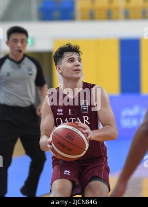 Doha, Qatar. 14th juin 2022. Ghassan Hajar, de l'équipe de basketball du Qatar, en action lors du match de championnat asiatique 2022 FIBA U16 entre l'Inde et le Qatar au Hall polyvalent Al-Gharafa Sports. Note finale; Inde 77:51 Qatar. Crédit : SOPA Images Limited/Alamy Live News Banque D'Images