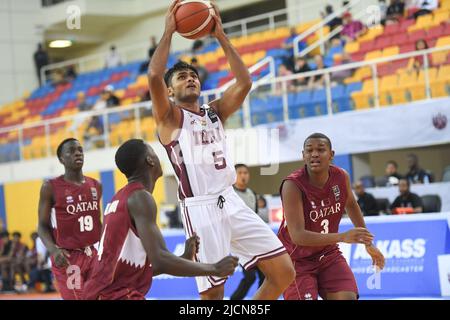 Doha, Qatar. 14th juin 2022. L'équipe de basket-ball de rude Dagar of India est en action lors du match de championnat asiatique 2022 FIBA U16 entre l'Inde et le Qatar au Hall polyvalent Al-Gharafa Sports. Note finale; Inde 77:51 Qatar. Crédit : SOPA Images Limited/Alamy Live News Banque D'Images