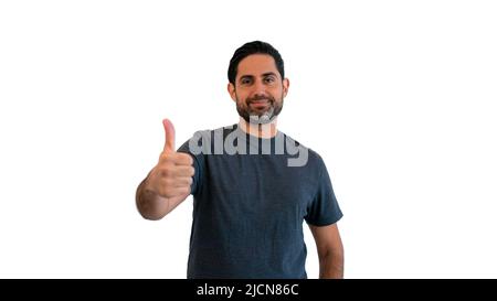 Un homme heureux qui se montre à la hauteur et sourit de manière générale, en donnant des commentaires positifs et en partageant son opinion positive sur le mur blanc.Personne regardant l'appareil photo Banque D'Images
