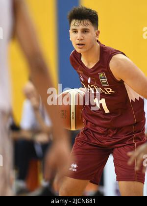 Doha, Qatar. 14th juin 2022. Ghassan Hajar, de l'équipe de basketball du Qatar, en action lors du match de championnat asiatique 2022 FIBA U16 entre l'Inde et le Qatar au Hall polyvalent Al-Gharafa Sports. Note finale; Inde 77:51 Qatar. Crédit : SOPA Images Limited/Alamy Live News Banque D'Images