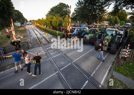 2022-06-14 21:10:01 LIEVELDE - les agriculteurs de l'Achterhoek ont fermé le trafic ferroviaire sur la ligne de chemin de fer entre Winterswijk et Zutphen. Deux trains ont été arrêtés à la gare de Lievelde parce qu'ils circulent au diesel. ANP VINCENT JANNINK pays-bas sortie - belgique sortie Banque D'Images