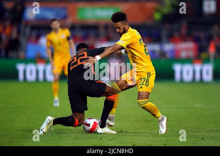 Les pays-Bas Denzel Dumfries (à gauche) et le pays de Galles Sorba Thomas se battent pour le ballon lors du match de la Ligue des Nations de l'UEFA au Stadion Feijenoord, Rotterdam. Date de la photo: Mardi 14 juin 2022. Banque D'Images