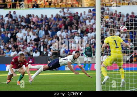 Wolverhampton, Royaume-Uni. 14th juin 2022. Jude Bellingham d'Angleterre (M) est à la tête de but. Ligue des Nations de l'UEFA, match du groupe C, Angleterre contre Hongrie au stade Molineux de Wolverhampton, Angleterre, le mardi 14th juin 2022. Usage éditorial seulement. photo par Steffan BowenAndrew Orchard sports Photography/Alay Live News crédit: Andrew Orchard sports Photography/Alay Live News Banque D'Images