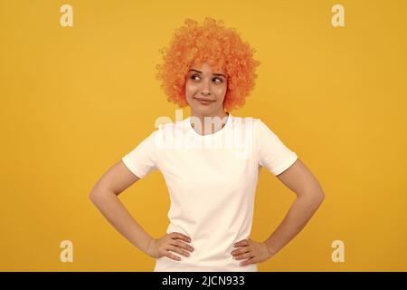 sensation de flirté. femme gaie porte perruque. femme a des cheveux orange. être un clown. avril fools jour. Banque D'Images