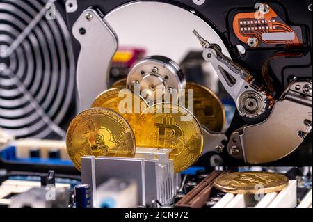 gros plan du bitcoin d'or sur les composants informatiques, la technologie et le concept de monnaie numérique Banque D'Images