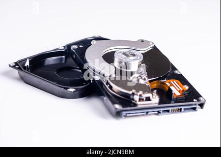 pièces internes d'un disque dur isolées sur un fond blanc, vue rapprochée de l'intérieur du disque dur Banque D'Images