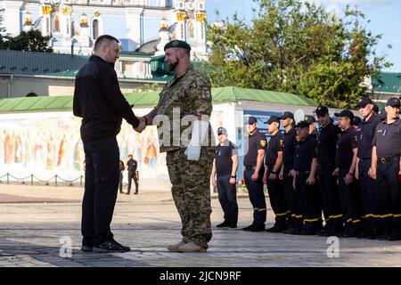 Kiev, Ukraine. 14th juin 2022. Un homme de service est décoré de la Médaille du défenseur de la Patrie sur la place Mihilovskyi, devant le monastère de Saint-Mihil, dans une vieille ville de Kiev, en Ukraine, sur 14 juin 2022. Alors que la Fédération de Russie a envahi l'Ukraine il y a plus de 3 mois et demi, des combats acharnés se poursuivent dans l'est du pays. (Photo par Dominika Zarzycka/Sipa USA) crédit: SIPA USA/Alay Live News Banque D'Images