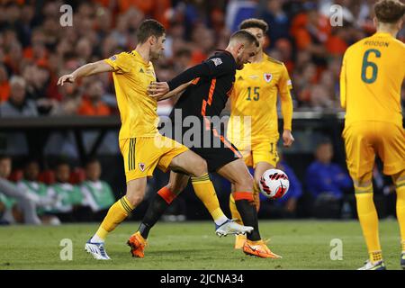 ROTTERDAM - (LR) Ben Davies du pays de Galles, Vincent Janssen des pays-Bas, Ethan Ampadu du pays de Galles lors du match de la Ligue des Nations de l'UEFA entre les pays-Bas et le pays de Galles au stade Feyenoord de 14 juin 2022 à Rotterdam, pays-Bas. ANP MAURICE VAN STEEN Banque D'Images