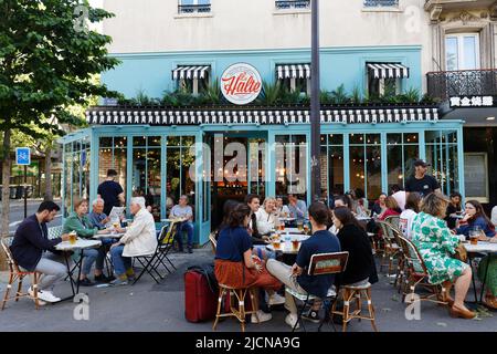 Le café traditionnel français la Halte est situé sur le boulevard Vincent Auriol dans le 13th arrondissement de Paris. Banque D'Images