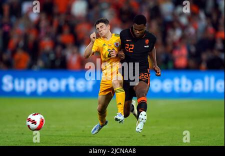 Pays-Bas Denzel Dumfries et pays de Galles Daniel James (à gauche) lors du match de l'UEFA Nations League au Stadion Feijenoord, Rotterdam. Date de la photo: Mardi 14 juin 2022. Banque D'Images