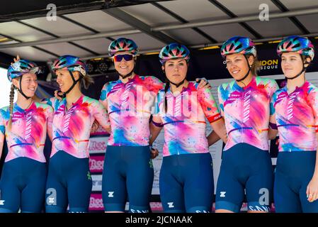 Alice Barnes, Katarzyna Niewiadoma, Sarah Roy, Lisa Klein, Shari Bossuyt, Neve Bradbury cyclistes of Canyon/SRAM Racing à RideLondon Classique 2022 Banque D'Images