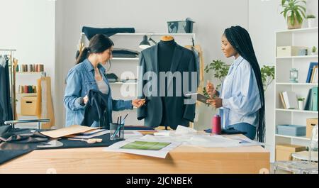 Designer professionnel réalise des mesures de vêtements sur un mannequin. Mise en route. Banque D'Images