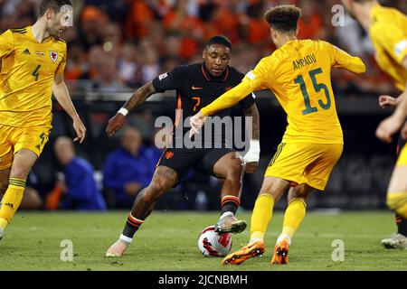 ROTTERDAM - (LR) Ben Davies du pays de Galles, Steven Bergwijn des pays-Bas, Ethan Ampadu du pays de Galles lors du match de la Ligue des Nations de l'UEFA entre les pays-Bas et le pays de Galles au stade Feyenoord de 14 juin 2022 à Rotterdam, pays-Bas. ANP MAURICE VAN STEEN Banque D'Images